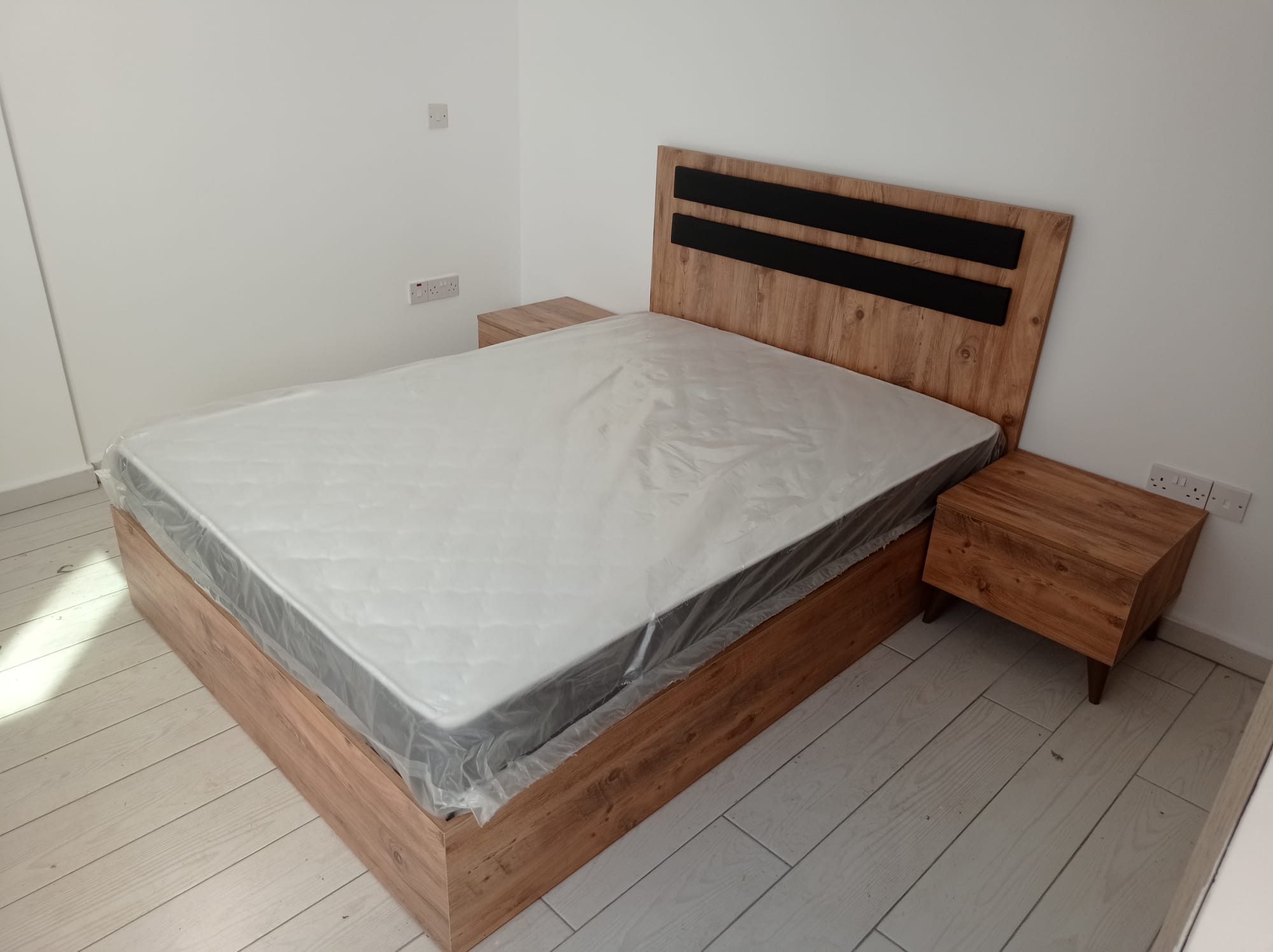 Wood-look bed with nightstands